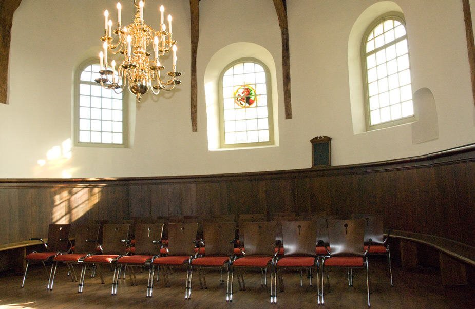 Kerkstoel Sempre met opdek stoffering