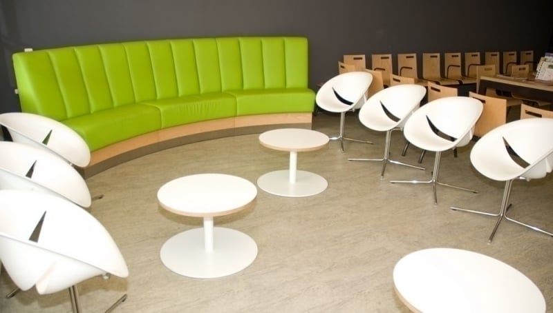 HuisartsenCentrum Dokkum - Bench met So happy stoelen