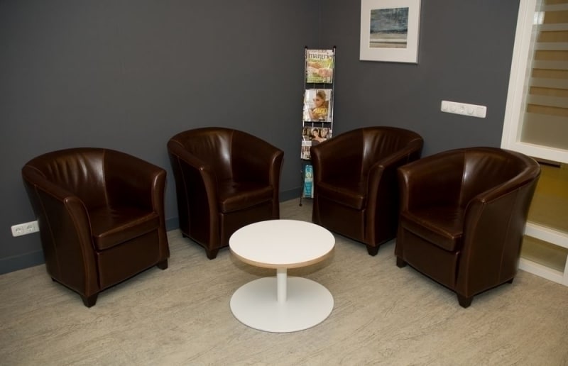HuisartsenCentrum Dokkum - Fauteuils met salon tafeltje