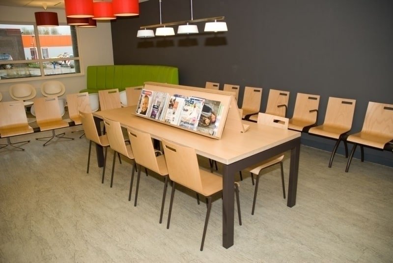 HuisartsenCentrum Dokkum - Grote leestafel met stoelen
