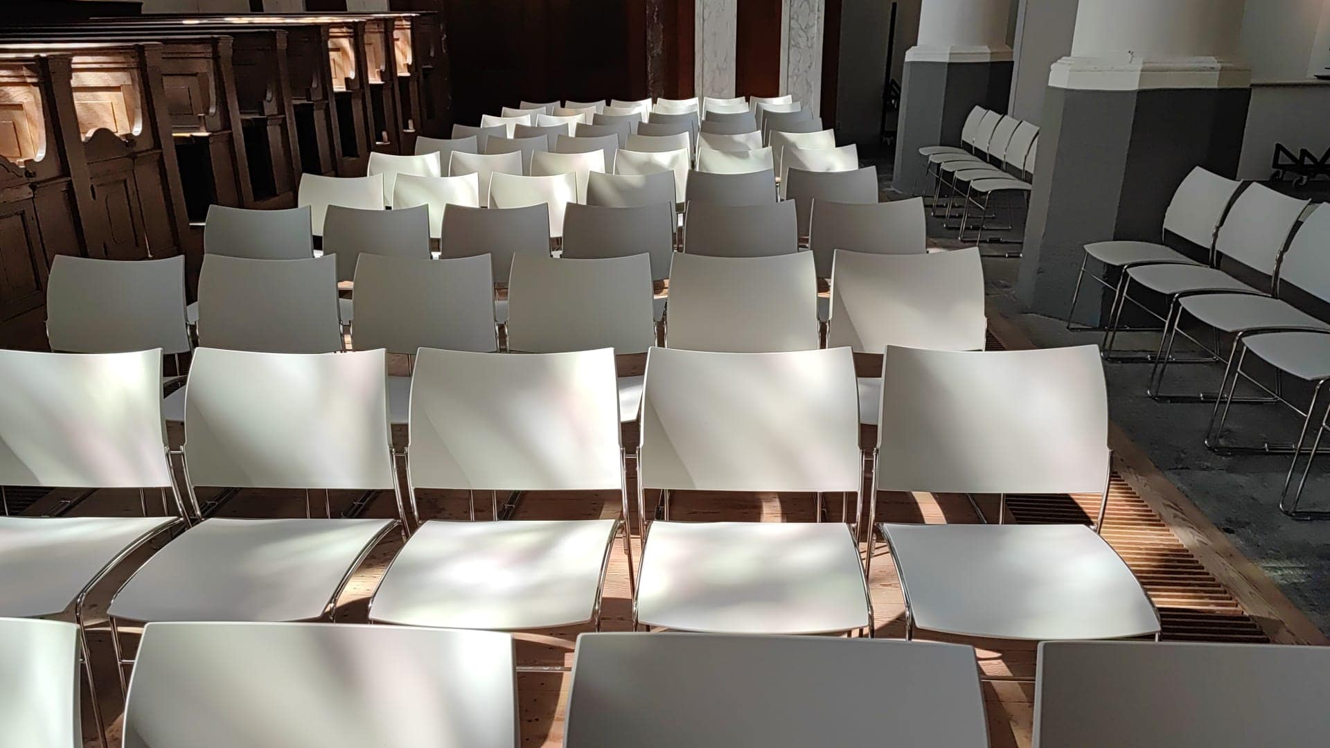 stoelen kerk 2