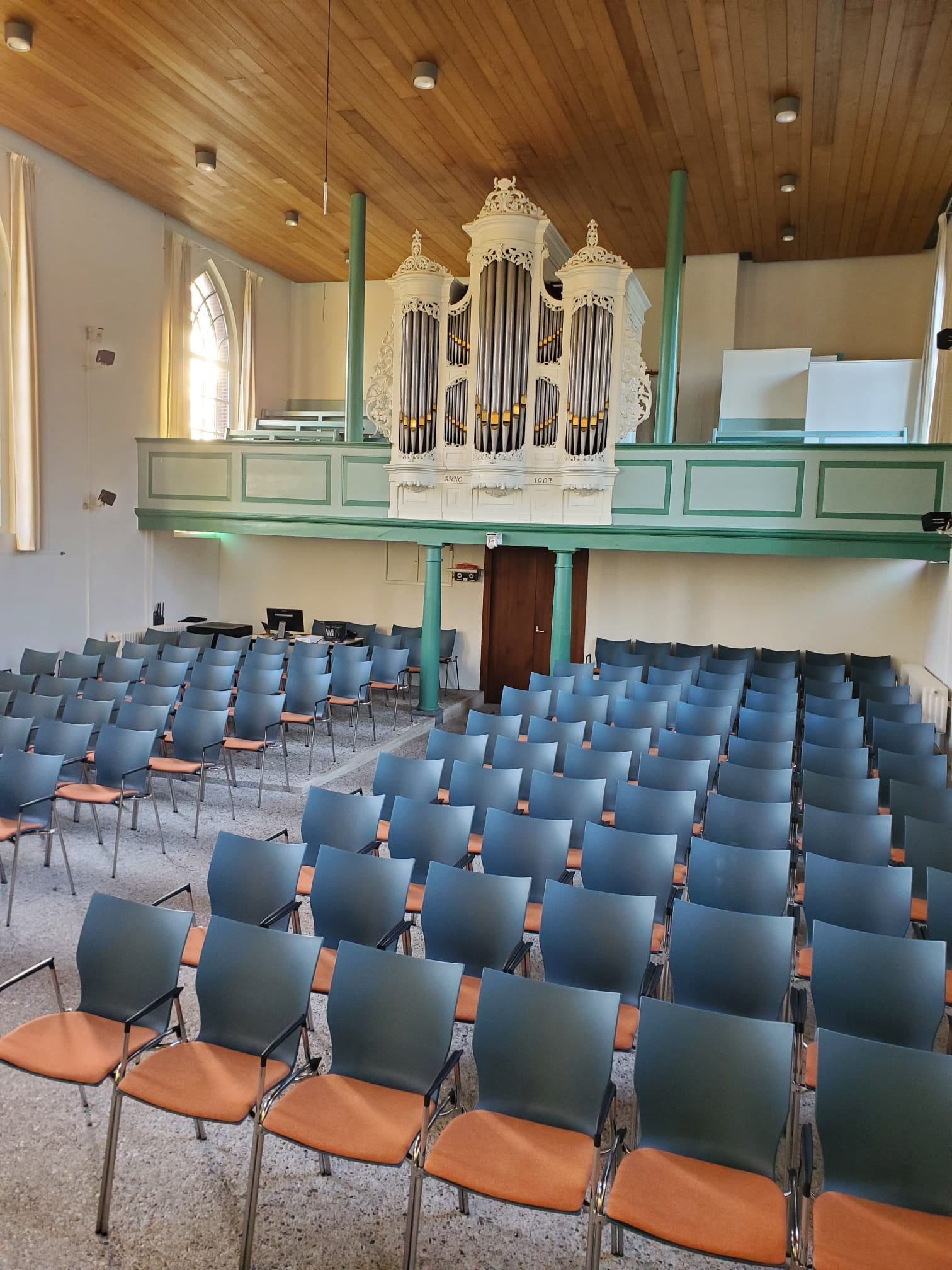 Inrichten van kerken. De nieuwe Casala Lynx III kerkstoelen in de Protestantse Kerk Noardburgum