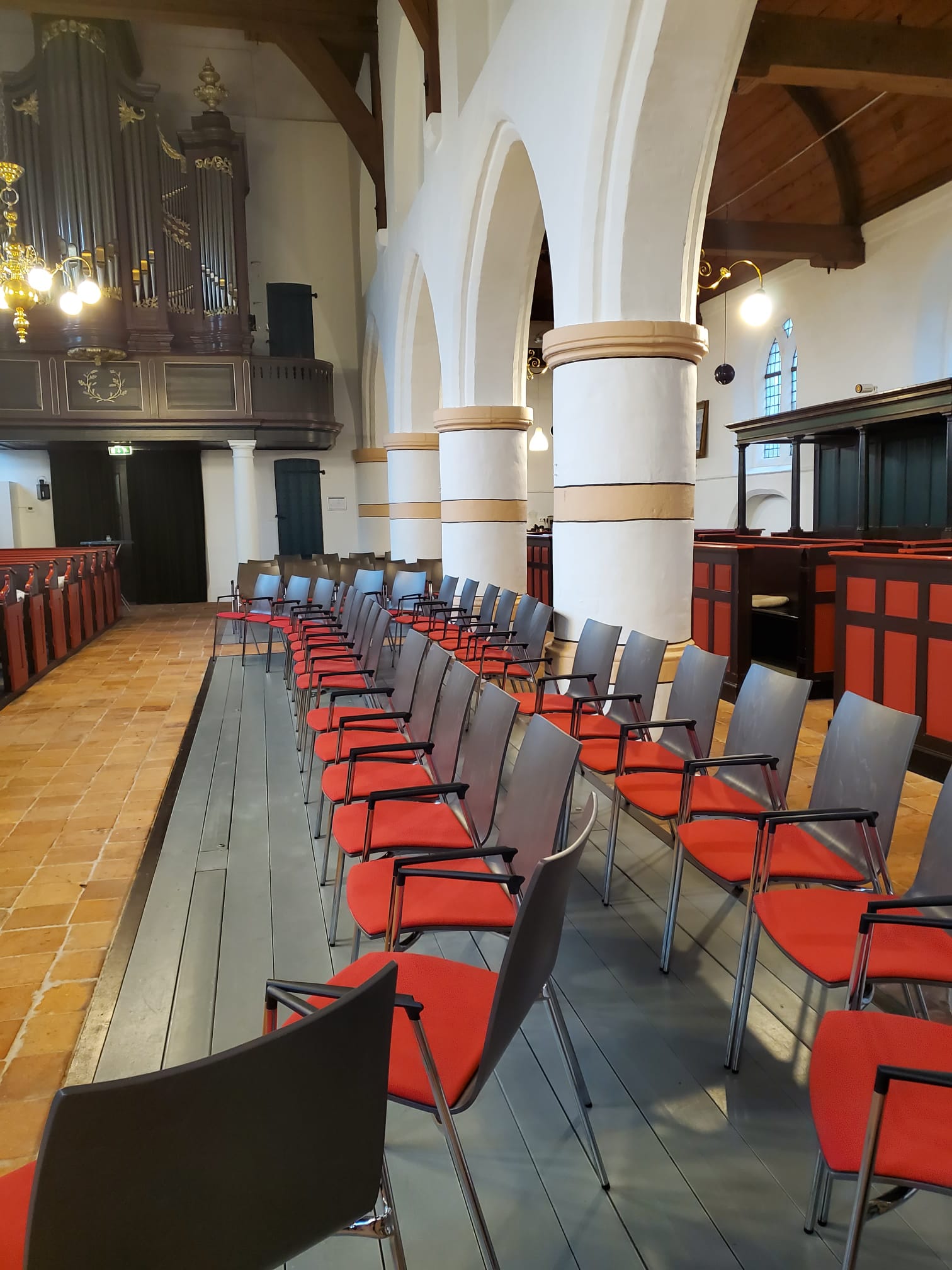 Interieur Hervormde Gemeente Ruinerwold met Casala Lynx ll kerkstoel