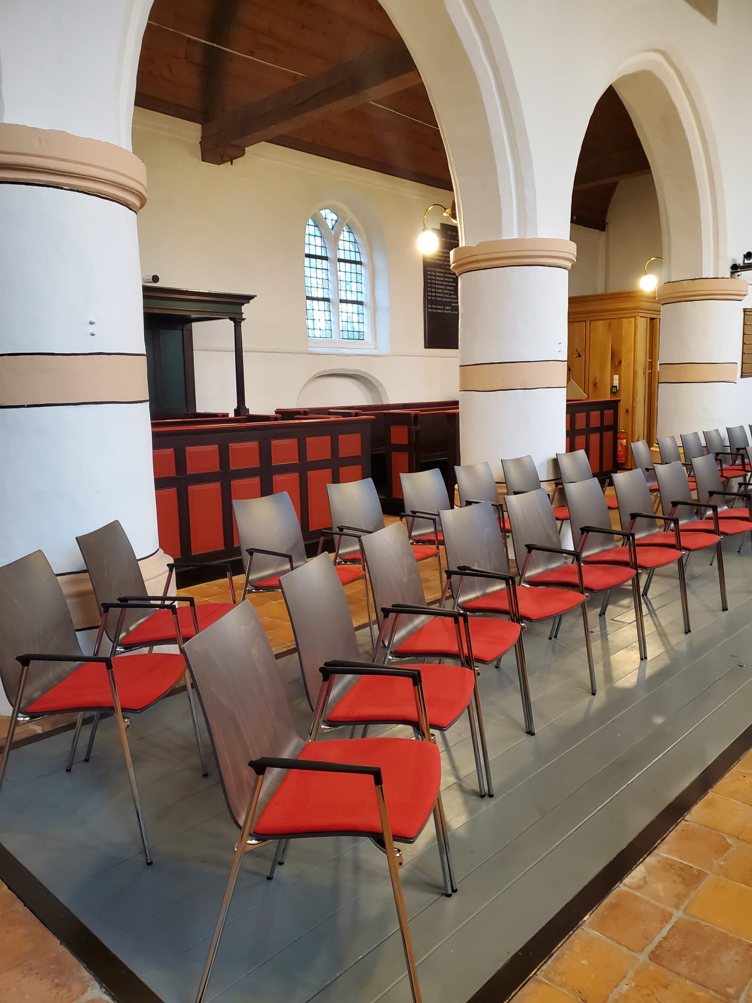 Interieur Hervormde Gemeente Ruinerwold met Casala Lynx ll kerkstoel